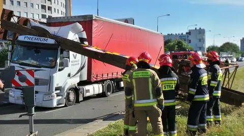 Ciężarówka uderzyła w skrajnię 