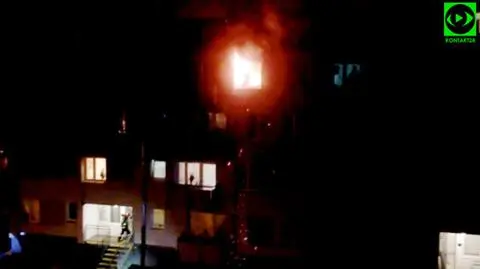 Płomienie buchały przez okno. Pożar mieszkania na Woli 
