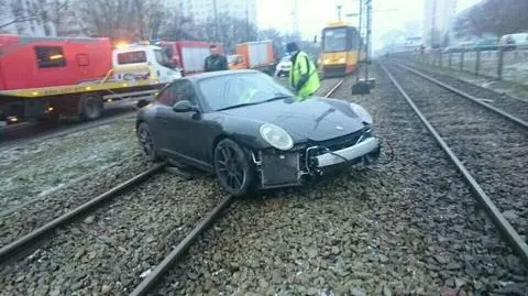 Porsche utknęło na torowisku. Zablokowało tramwaje