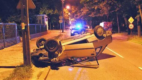 Pijany dachował peugeotem.Próbował uciekać