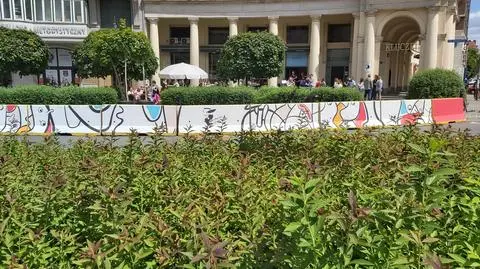 Betonowe bariery na placu Zbawiciela. Kolory sposobem na "estetyczną surowość"