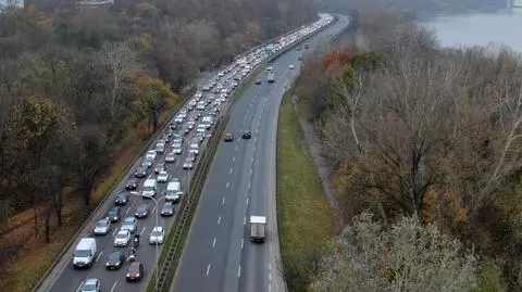 Wypadek na Wisłostradzie. "Auto stanęło w poprzek drogi"