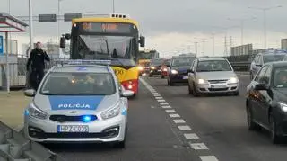 Uszkodzony autokar na S8