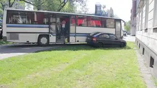 Autobus wpadł na chodnik i uszkodził samochody