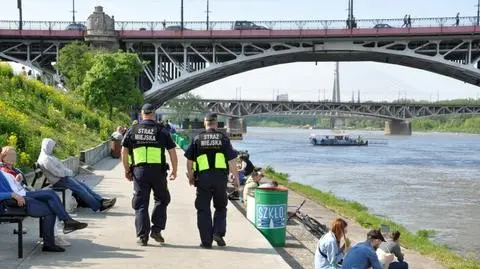 Patrol straży miejskiej na bulwarach wiślanych