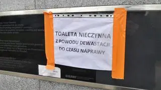 Zniszczona toaleta na Polu Mokotowskim