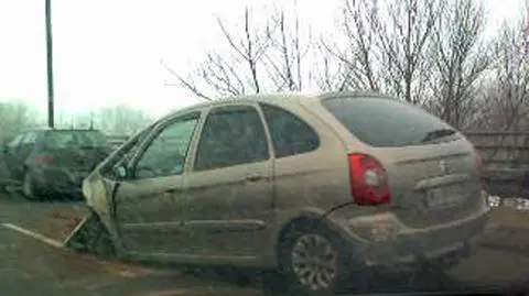 Trzy samochody zderzyły się na moście Grota