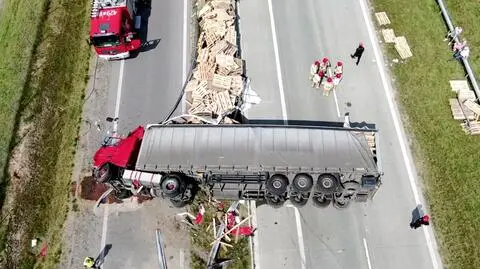 Wypadek pod Garwolinem. Auto osobowe wbiło się w leżącego tira. Ranni 