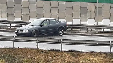 Wjechał w barierki, urwał koło, zablokował pas