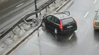 Samochód uderzył w barierki na Trasie Łazienkowskiej 