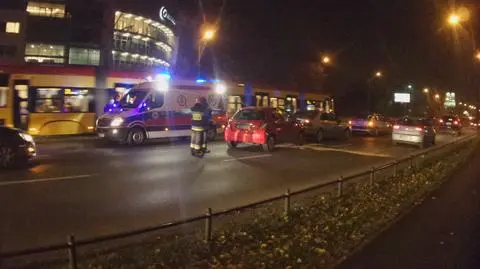 Zderzenie trzech aut na Grójeckiej. Jedna osoba w szpitalu