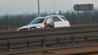 Mercedes uderzył w barierki na trasie Siekierkowskiej