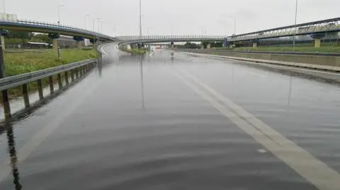 Droga na lotnisko była pod wodą