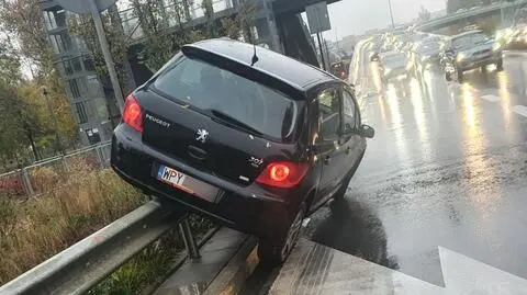 Na Marynarskiej uderzył w barierki