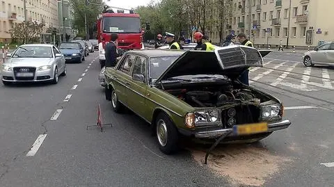 Zabytkowy mercedes rozbił się na Żoliborzu