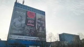 Elewacja "Riviery" zasłonięta płachtami reklamowymi