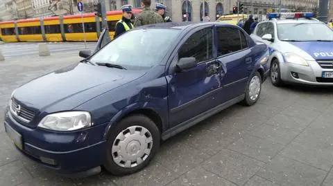 Wojskowy opel zderzył się z "4" na placu Konstytucji