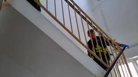 Kobieta w widocznej ciąży spała na klatce schodowej, sąsiedzi wezwali pomoc