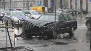 Mercedes wjechał w autobus