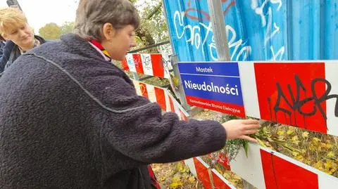 Zaśpiewali "oby nie sto lat", przynieśli kwiaty. Aktywiści świętowali rocznicę zamknięcia kładki