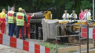 Koparka przewróciła się przy budowie torowiska