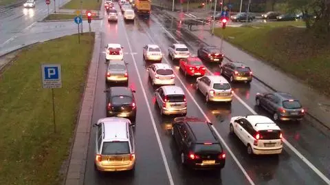 Korki w całym mieście. "Zalecamy spokojną jazdę"
