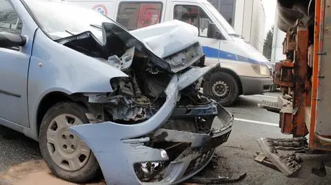 Fiat rozbił się na śmieciarce