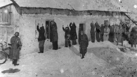 "Ustawiono nas w szeregu, kazano zdjąć kapelusze i uklęknąć"