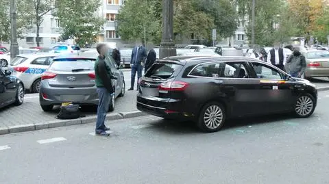 "Kradzież gotówki z samochodu" w centrum. Auto ma wybite szyby