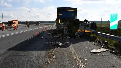 Ciężarówka uderzyła w auto pomocy drogowej. Dwaj ciężko ranni pracownicy trafili do szpitala