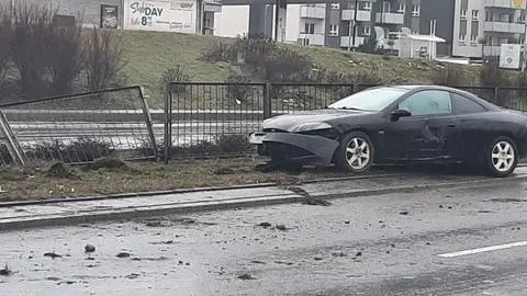 Samochód wjechał w ogrodzenie na pasie zieleni 