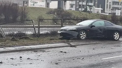 Wjechał w płot na pasie zieleni. "Skosił 11 przęseł"