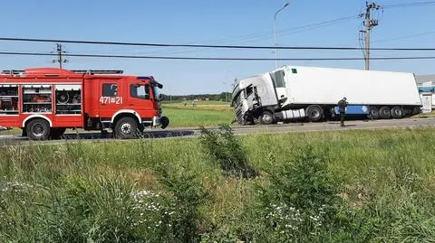 Czołowe zderzenie, butle z gazem na drodze. "Mimo blisko godzinnej reanimacji kierowca zmarł"