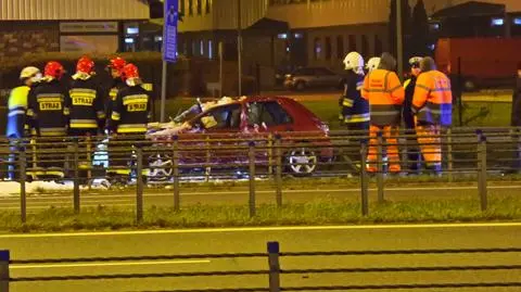 Dachowanie na S2. Strażacy ściągali auto z barierek