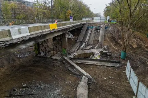 Stan pozbawionej oparcia konstrukcji nie pozwala na bezpieczne użytkowanie