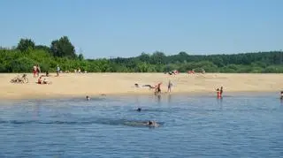 Odpoczywają na plaży mimo, że to plac budowy