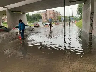 Zalane samochody na Płochocińskiej