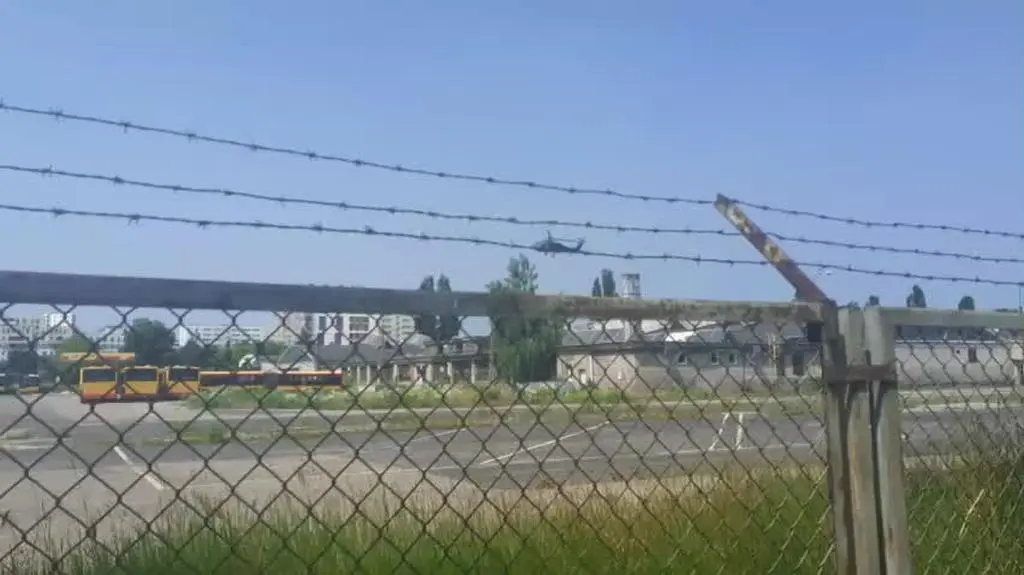 Policyjny Black Hawk ląduje na zajezdni Redutowa - pawel_sow