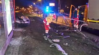 Renault uderzyło w przystanek tramwajowy