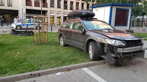 Uszkodził znak, słupki i dwa samochody