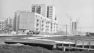 Plac budowy, w tle dźwigi i bloki mieszkalne, 1977 rok