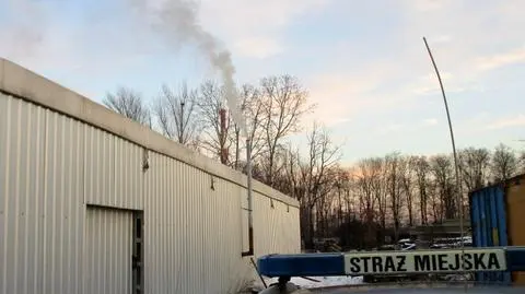 Brunatny dym nad halą produkcyjną