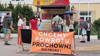 Mieszkańcy zebrali się pod urzędem dzielnicy