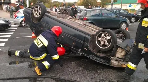 Dachowanie po zderzeniu czterech aut