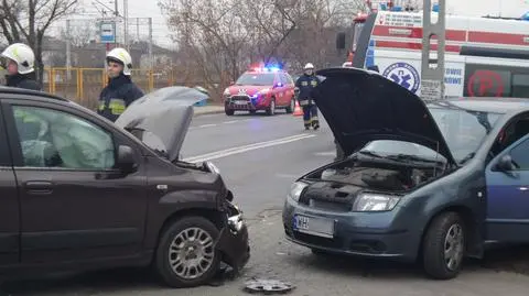 Wypadek na Cyrulików. "Strażacy wycinali uwięzioną kobietę"