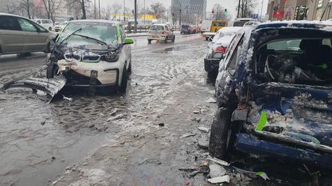 "Elektrykiem" na minuty wjechał w zaparkowane auta. Dwie osoby w szpitalu