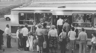 Grupa osób wsiadająca do autobusu Jelcz PR 110 linii 139 w Powsinie, 1979