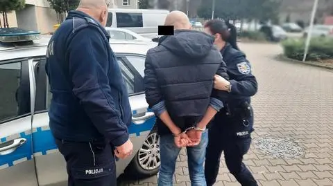 Wieźli go na komisariat, zaproponował, by zawrócili. Za 200 złotych 