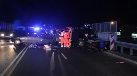 Czołowe zderzenie na Trasie AK. Dwie osoby ranne