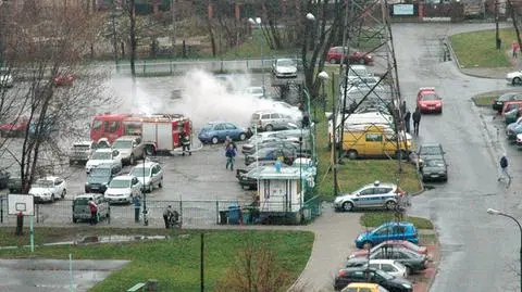 Palił się na środku parkingu